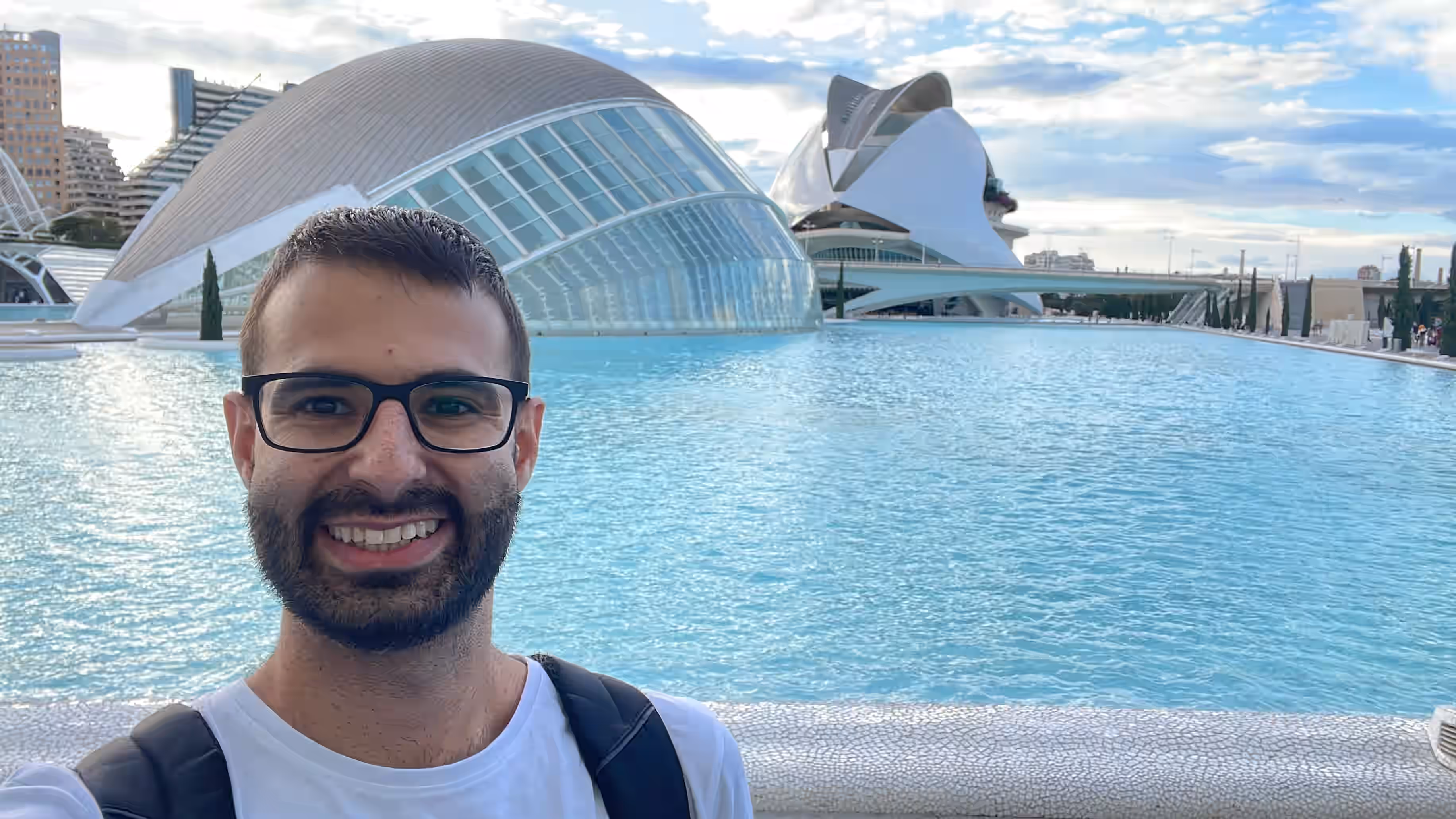 Foto mía sonriendo en Valencia delante de la Ciudad de las Artes y las Ciencias